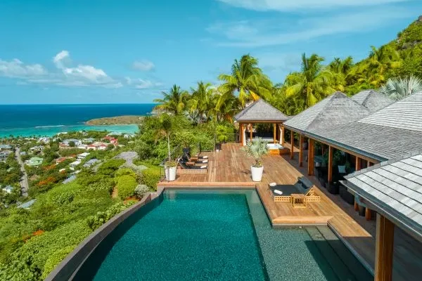 Infinity pool for a contemporary villa in Saint-Barth, a prestigious Caribbean destination.