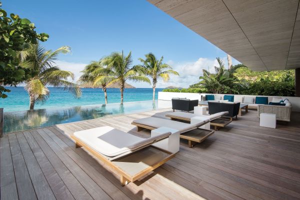 Elegant living room in the Wake Up luxury villa with direct access to Flamands beach in Saint-Barthélemy, infinity pool and ocean view