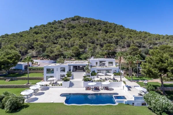 Exceptional stays in our agency's best-selling luxury villas.