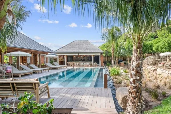 An exceptional stay in the most beautiful luxury villas with private pool on a sunny island.
