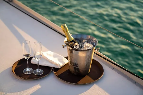 Experience exclusivity from the moment you arrive: transfers by yacht, helicopter or chauffeur-driven car, orchestrated by your luxury concierge.