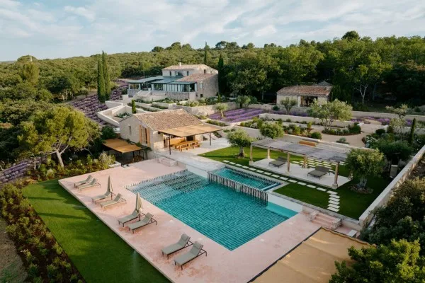 Large gardens and private pool in the finest luxury family villas in Provence.