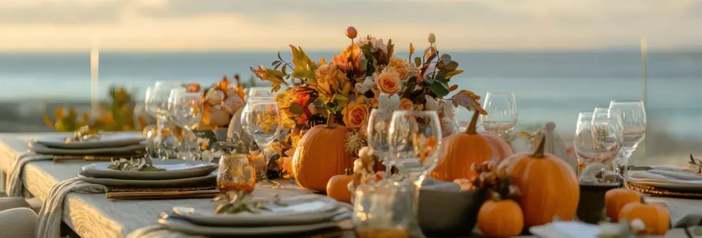 Table élégante décorée pour Thanksgiving face à la mer des Caraïbes à Saint-Barth, l’une des meilleures destinations pour Thanksgiving.