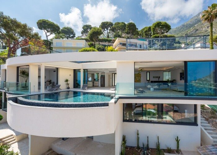 Collection de villas d’excellence sur la Côte d’Azur et en Provence, alliant raffinement, élégance et authenticité.