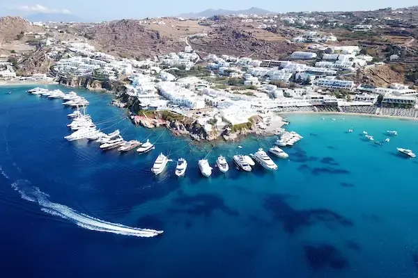 Séjour Villa & Yacht de luxe dans les Cyclades, villa avec vue spectaculaire sur la mer Égée et yachts privés