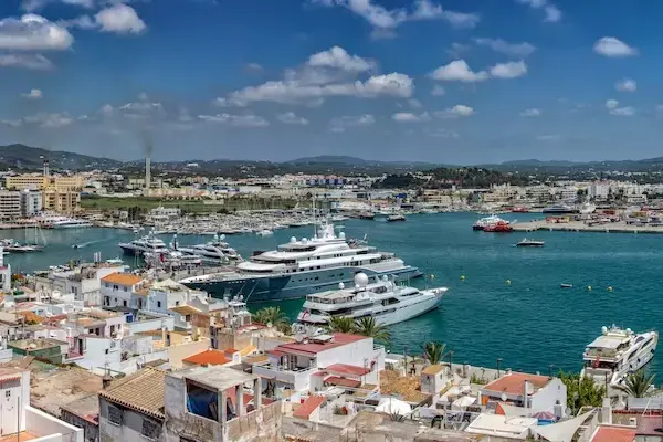 Villa & Yacht de luxe à Ibiza et Majorque avec terrasse panoramique et vue sur la mer et les yachts