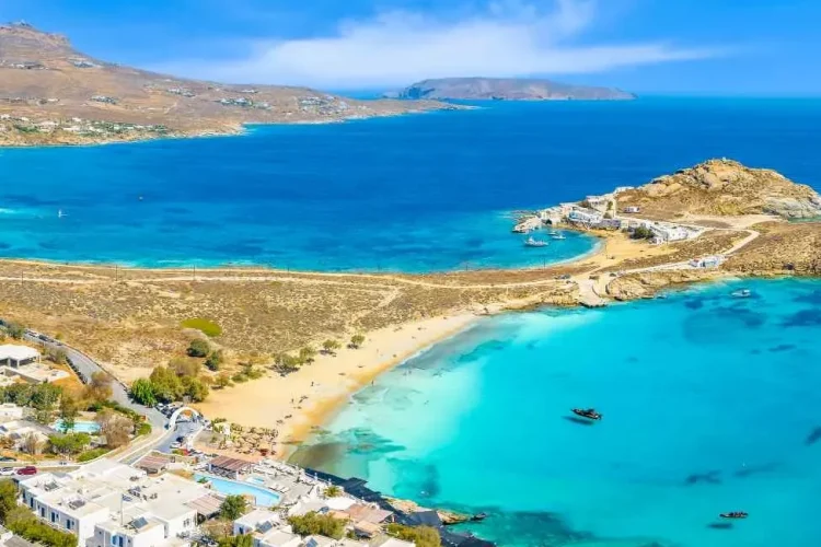 Villa de luxe avec piscine à débordement surplombant la mer Méditerranée au coucher du soleil, ambiance élégante et raffinée, l’une des destinations de vacances les plus luxueuses.
