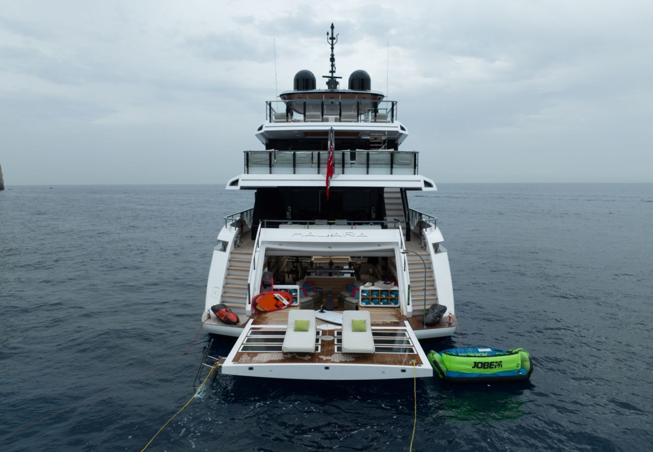 Barco en San Bartolomé - YACHT HALARA 5-BD