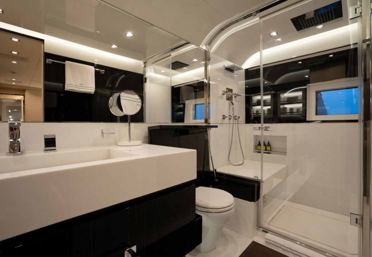 Barco en San Bartolomé - YACHT HALARA 5-BD