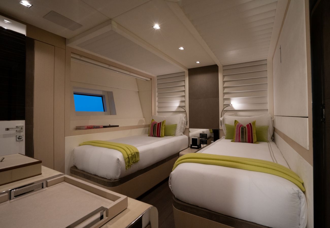 Barco en San Bartolomé - YACHT HALARA 5-BD