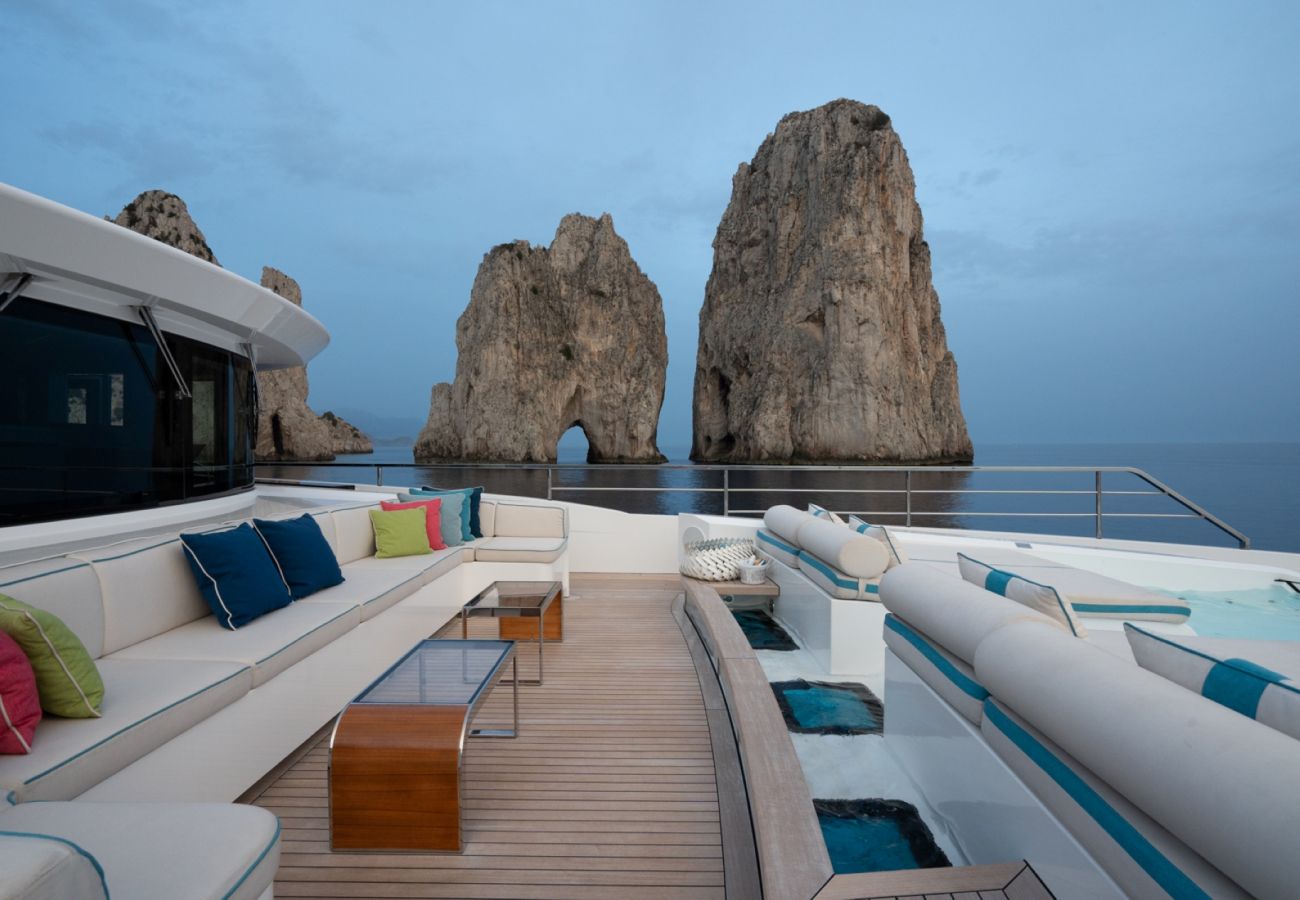Barco en San Bartolomé - YACHT HALARA 5-BD
