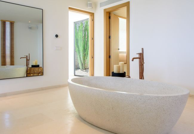 Villa in Santa Eulalia des Riu - Villa Valentina Ibiza 5-bd Villa in Santa Eulalia des Riu - Villa Valentina Ibiza 5-bd