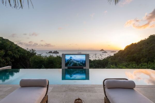 Soirée cinéma en plein air dans une villa avec piscine privée et panoramas exclusifs à Saint-Barthélemy