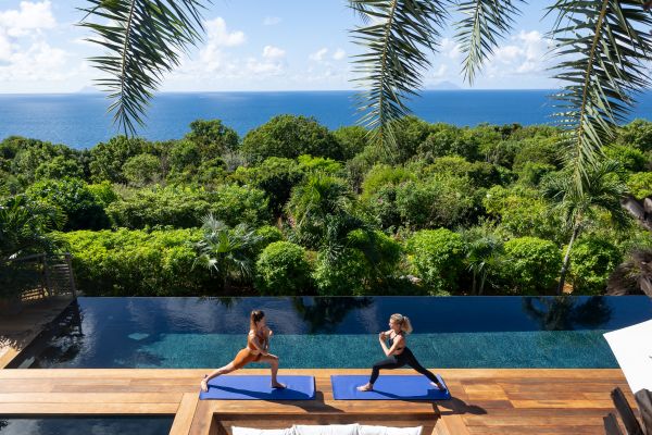 Séance de yoga face à la mer dans une villa avec vue panoramique à Saint-Barthélemy