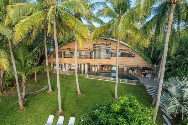 Villa Hermes au Costa Rica avec piscine à vue sur l’océan, entourée d’une jungle tropicale luxuriante, parfaite pour un séjour dans une destination de voyage de luxe éco-responsable.