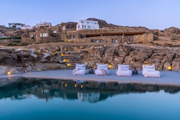 Villa Jasmine Hill à Mykonos avec son architecture cycladique élégante, piscine privée et vues infinies sur la mer Égée, l’une des destinations de voyage de luxe les plus convoitées de Grèce.