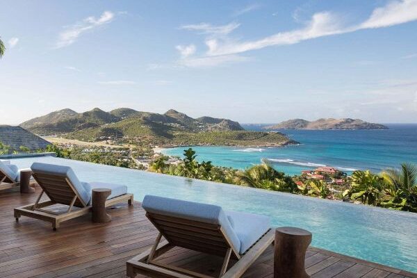 La villa UNIK à Saint-Barthélemy avec son design audacieux et sa piscine à débordement offrant un panorama océanique spectaculaire, au cœur des destinations de voyage de luxe des Caraïbes.