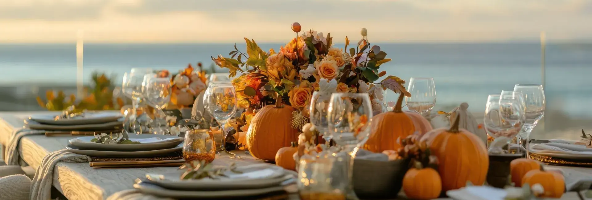 Table élégante décorée pour Thanksgiving face à la mer des Caraïbes à Saint-Barth, l’une des meilleures destinations pour Thanksgiving.