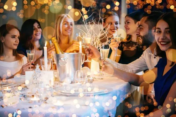 Soirée glamour de Noël à Saint-Barth, terrasse illuminée aux chandelles et feu de plage, dans une atmosphère élégante et festive.